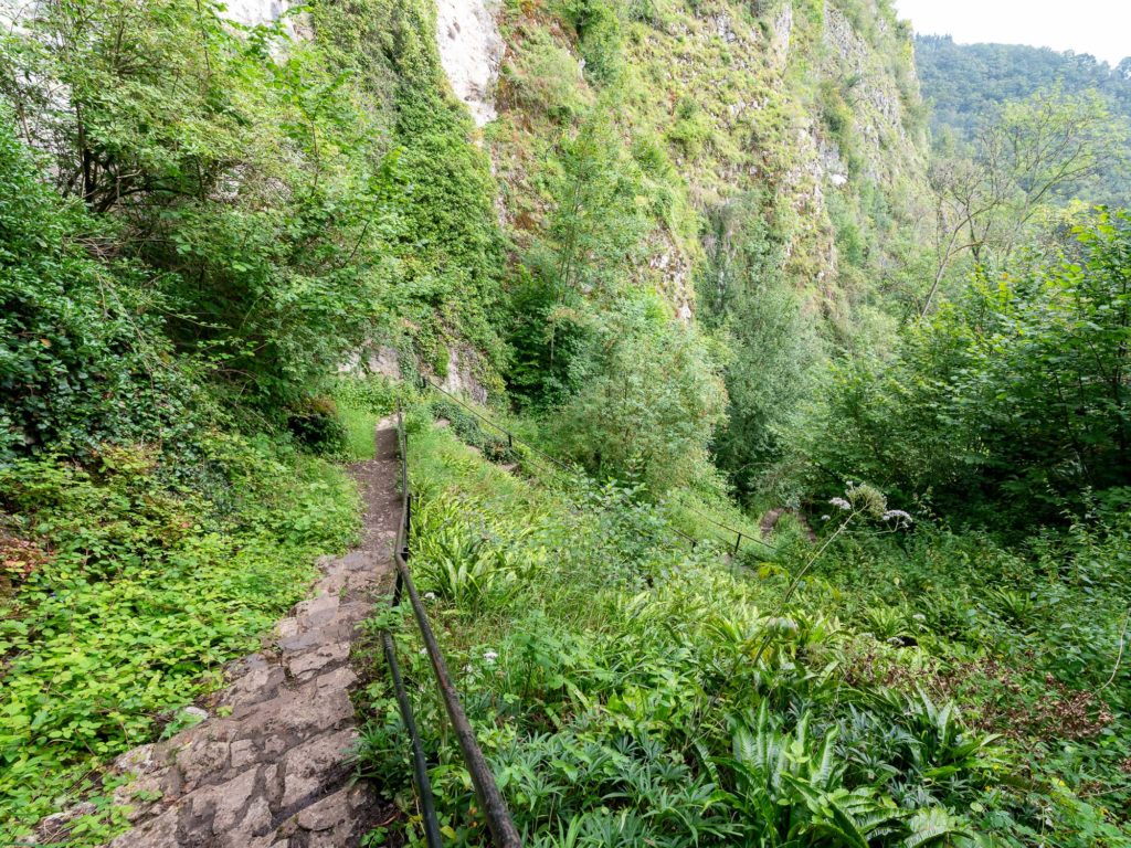 escalier rocheux fait partie de la balade dans le parc de Furfooz au cœur de la réserve naturelle de Furfooz
